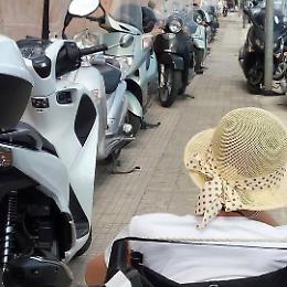 Terracina, marciapiede invaso dagli scooter: la sedia a rotelle non passa