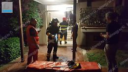 Palazzina avvolta dal fumo di un incendio: salvati due anziani