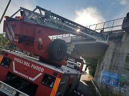 Calcinacci giù dal ponte all'altezza dell'istituto Agrario, Pontina chiusa
