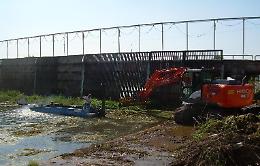 Alghe, plastica e frigoriferi. Il Consorzio di Bonifica libera lo sgrigliatore