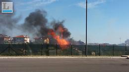 Incendio in via De Filippo, strada chiusa per rischio esplosione