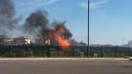 Incendio in via De Filippo, strada chiusa per rischio esplosione