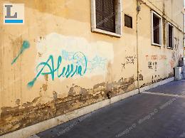 Pomezia, gli edifici storici riempiti di graffiti e scritte di ogni tipo