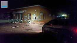 Furto esplosivo al bancomat, ufficio postale devastato