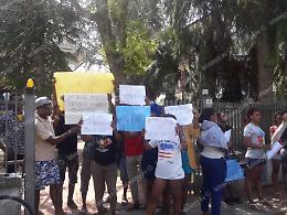 Operazione Dionea, i migranti protestano in strada a Fondi