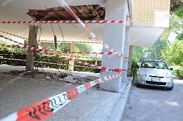 Crolla il solaio di una casa popolare in largo Dalmazzo