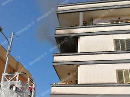 Esplode lavatrice sul balcone, fiamme e paura in via dei Sabelli