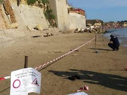 Anzio, crolla la falesia: paura e pericoli a ridosso del mare