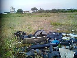 Terracina, carcassa d'auto smembrata e abbandonata in periferia