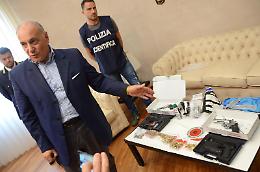 Arsenale in casa, l'agente della penitenziaria resta dentro