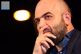 Roberto Saviano replica a Casapound: "Fiero di essere un cantastorie"
