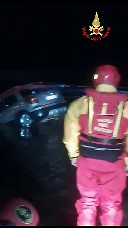 Precipitano con l'auto nel canale, salvati dai vigili del fuoco