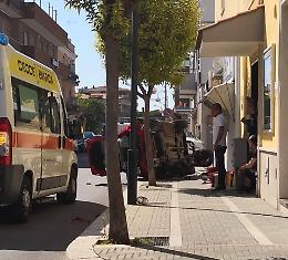 Incidente in centro, auto si ribalta e finisce sul marciapiede