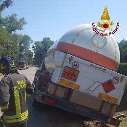 L'autocisterna finisce fuori strada, intervengono i vigili del fuoco