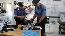 Denunciati per estorsione, vengono trovati in possesso di droga