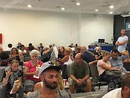 Pontini intrappolati da ieri sera all'aeroporto di Rodi: i racconti