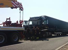 Tir finisce contro una Mini e poi abbatte la recinzione di un  campo di ulivi