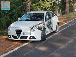 Sorpasso azzardato sull'Appia, incidente tra un'auto e un camion