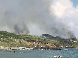 Nettuno, incendio all'interno del Poligono militare: fiamme vicino alla spaggia