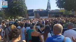 La musica di Vasco Rossi e palloncini bianchi in cielo per ricordare Alessandro