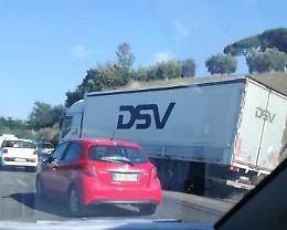 Autocarro fuori strada, traffico bloccato sulla Pontina