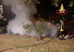 Incendio nella notte, auto a fuoco in via Giustiniano