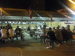 Lancio di uova contro le persone alla festa de La Comune, colpita una donna