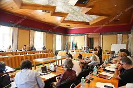 Strade piene di buche, teatro e palasport chiusi: ma in Consiglio si parla di orti urbani