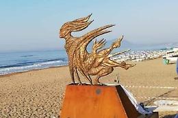 Terracina, dal bozzetto alla scultura. Installato il monumento al pilota Orlandi