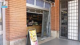 Con l'auto-ariete sfondano la serranda del bar, fallisce il colpo alla stazione