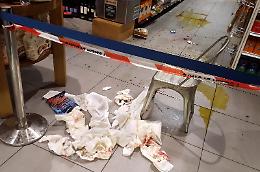 Aggressione al vigilante al supermercato, arrivano due condanne