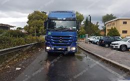 Tir sbaglia manovra e finisce contromano sulla Pontina, camionista multato