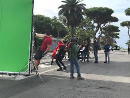 Emis Killa gira un videoclip ad Anzio, giovanissimi fans in delirio