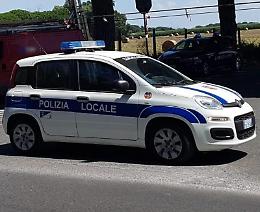 Anzio, panico fuori da scuola: ferisce madre e figlia con una manovra sbagliata