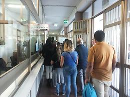 Tutti in coda per la residenza e la carta di identità, scoppia il caos