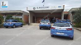 Controlli anti droga al Marconi: hashish e marijuana nascosti nei bagni