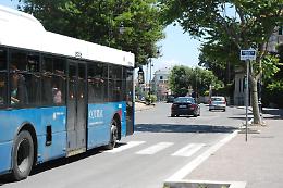 Sull'autobus senza biglietto, colpisce con una gomitata un controllore