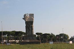 Ardea, scultura dell'airone spostata: parte la lettera per Sgarbi