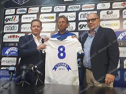 Il Latina abbraccia un nuovo sponsor: Cuomo sulle maglie prima del derby