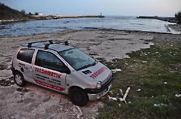 Latina, trovati morti in mare: la parola adesso all'autopsia