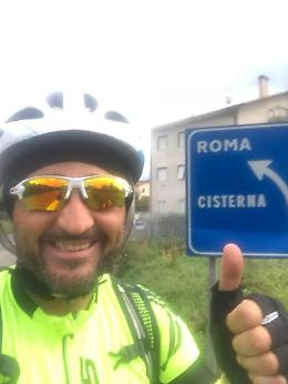 Mille chilometri in bicicletta per abbracciare il nipote uscito dal coma