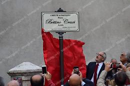 Bassiano dedica una piazza a Bettino Craxi, l'inaugurazione col figlio Bobo