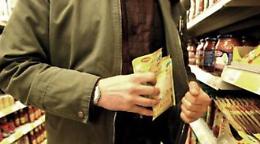 Ruba della merce dagli scaffali del supermercato In's, arrestato