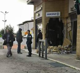 Con la ruspa in azione per asportare il bancomat: furto nella notte