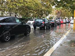 Pioggia intensa a Latina, strade allagate e auto bloccate