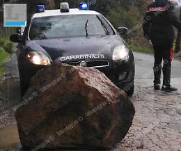Si stacca un masso dal costone di Colle Manzù, paura in via Apriliana