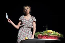 Lavinia Savignoni in scena con le ossessioni de "Il Corpo Perfetto"