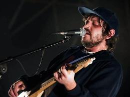 "Tutti in piedi" per Calcutta: il fenomeno live approda al cinema