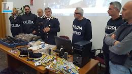 Blitz della Polizia nel covo dello spaccio, trovata anche refurtiva: due arresti
