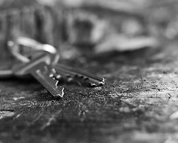 Pomezia, anziana muore: gli stranieri occupano la casa popolare. Ora lo sgombero
